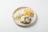Käse gewürfelt, geraspelt und gehobelt