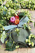 Table mats with bow, pompom dahlias and hops