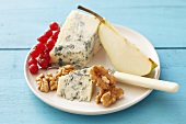 Blue cheese with pear, walnuts and redcurrants