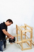 Klappbaren Holztisch selber bauen (Überstehende Enden abschneiden)