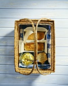 Courgette bread, avocado & goat's cheese dip in picnic basket