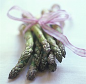 Green asparagus spears with pink bow