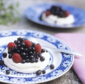Pavlova (meringue dessert with berries)