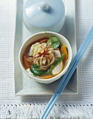 Bami-Goreng-Soup (Hühnchen-Gemüse-Suppe mit Eiernudeln)