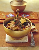 Orientalische Bohnensuppe mit Baharat und Hähnchenschenkel