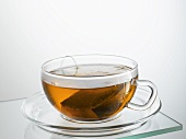 Eine Tasse Tee mit Teebeutel