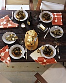 Abendessen mit Artischockensuppe und Ziegenkäse-Oliven-Brot