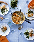 Gedeckter Tisch mit Hähnchen-Lauch-Auflauf und Brokkoligemüse