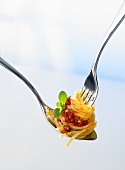 Spaghetti Bolognese auf Löffel und Gabel