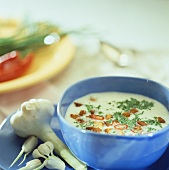 Knoblauchsuppe mit Croûtons, Chili und Kräutern