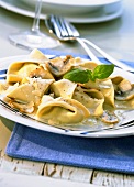 Tortelloni with spinach & ricotta filling & mushroom sauce