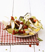 Salatteller mit Hähnchenbrust und Beeren