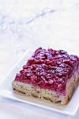 Ein Stück pikanter Kuchen mit Cranberries