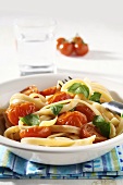 Linguine with cherry tomatoes and basil