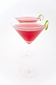 Zwei Cosmopolitan Cocktails mit Limettenschale