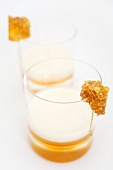 Zwei Honig-Cocktails mit Weinbrand und Sahne
