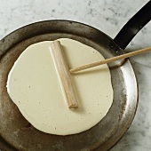 Frying a crêpe