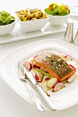 Salmon fillet with radish and fennel salad