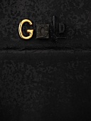 Schriftzug 'Gold' auf schwarzem Untergrund