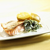 Salmon fillet with sorrel and potatoes