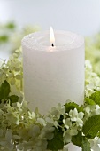 Kerze mit Kränzchen aus Hortensien und Minze