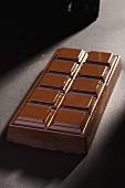 Eine Tafel dunkle Schokolade