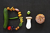 Schriftzug BIO aus Gemüse, Pilzen, Obst und Nüssen