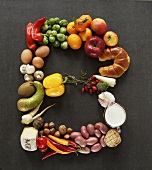 Buchstabe B aus Gemüse, Obst, Pilzen und Lebensmitteln