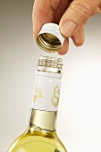 Weissweinflasche mit Metall-Drehverschluss öffnen