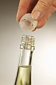 Schaumweinflasche mit Kunststoff-Drehverschluss öffnen