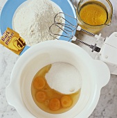 Eier, Zucker, Mehl, Öl mit Orangensaft und Backpulver