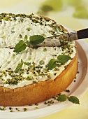 Kiwi-Joghurt-Torte mit Pistazien und Zitronenmelisse