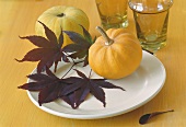 Herbstliche Tischdeko aus Blättern und Kürbissen