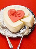 Herzförmiger Käsekuchen zum Valentinstag
