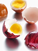 Gefärbte gekochte Eier, aufgeschlagen