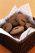 Schokoladenplätzchen mit Gewürznelken im Korb