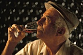 Mann bei der Weinverkostung (Frankreich)