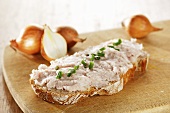 Zwiebelstreichwurst (Onion spreading sausage) on bread