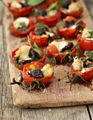 Gebackene Tomaten mit Mozzarella, Anchovis und Croûtons gefüllt