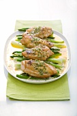 Chicken breasts with gratin topping, vegetables and blue cheese