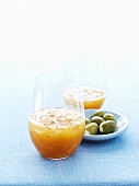 Golden Slipper Cocktails und grüne Oliven