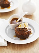 Sticky Toffee Date Pudding (Dattelpudding mit Karamellsauce, England)