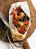Gamberi al cartoccio (Prawns and peppers cooked in baking paper)