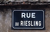 Strassenschild 'Rue du Riesling', Eguisheim, Elsass, Frankreich