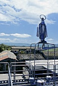 Tasca Almerita, Madonnastatue auf Vinifikationsanlage, Gut Regaleali, Italien