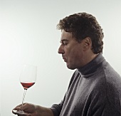Releasing wine aromas in the mouth by sucking in air