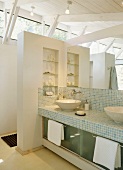 Modernes Badezimmer mit offener Dachkonstruktion im Landhausstil und gemauertem Waschtisch mit pastellblauen Mosaikfliesen