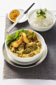 Rindercurry mit Nektarinen und Reis
