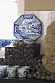 Delfter Porzellan mit asiatischen Motiven, Besteckkassetten und Dekogegenstände