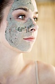 Frau mit Aloe-Vera-Gesichtsmaske